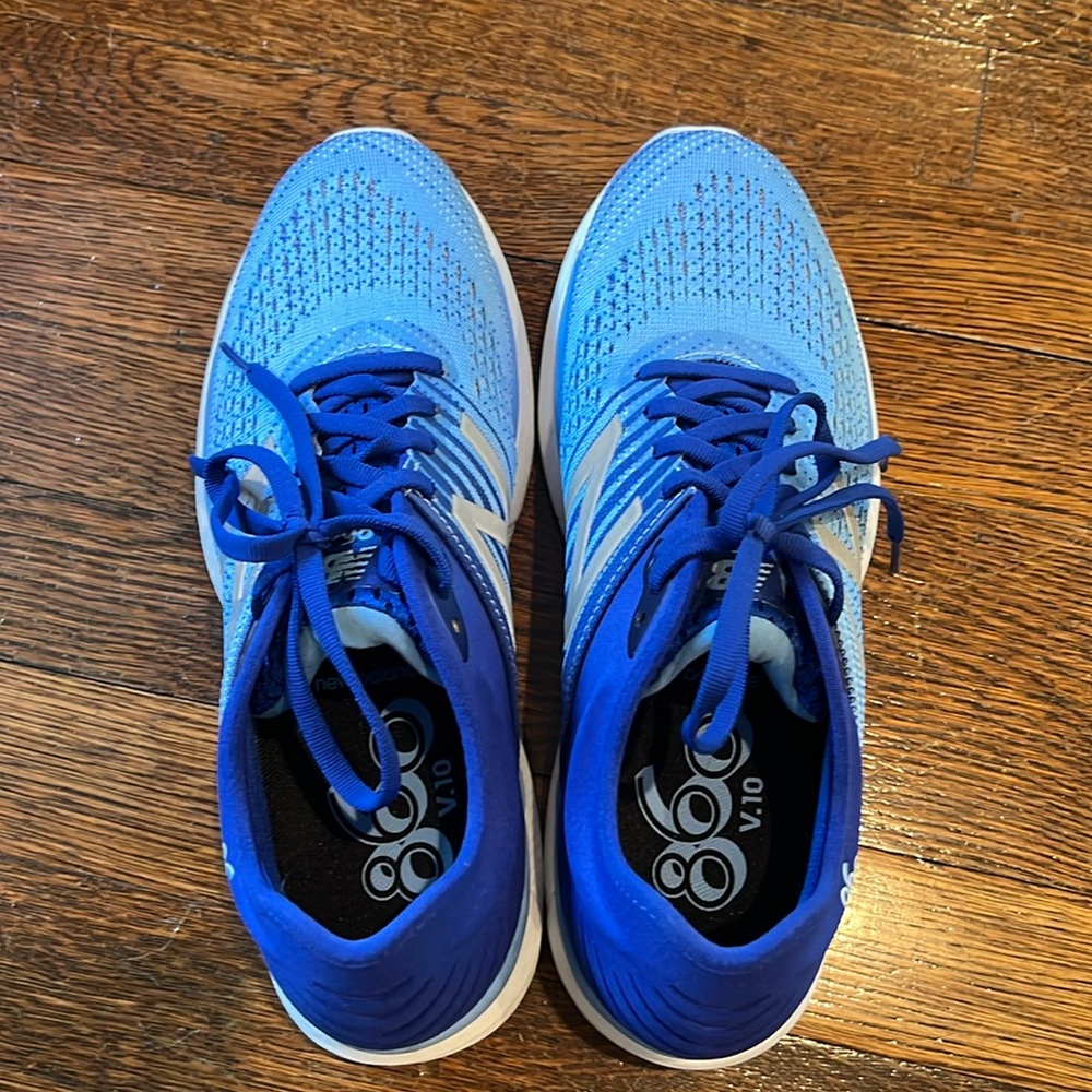 New Balance 860 V.10. Gently used but in perfect condition!